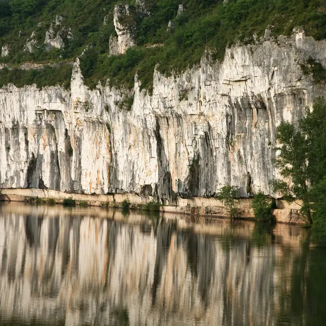 Chemin de halage entre St Cirq et Bouziès Lot Tourisme - PNRCQ - J.Morel 004_2048x1365.jpg