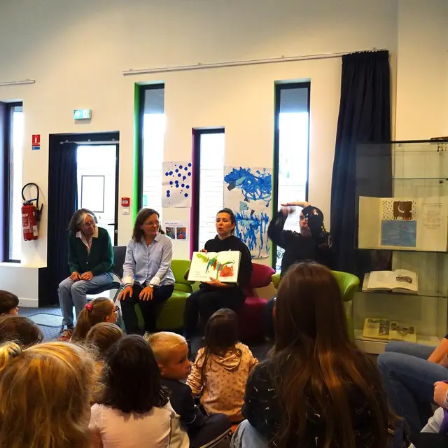 groupe d'enfant et d'adulte qui ecoute des histoires en LS