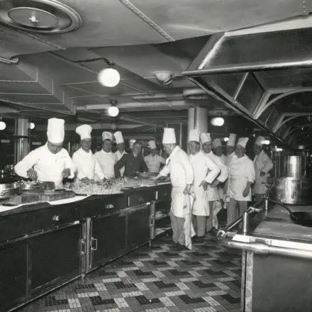 Cuisiniers dans la cuisine principale du Normandie (1935)