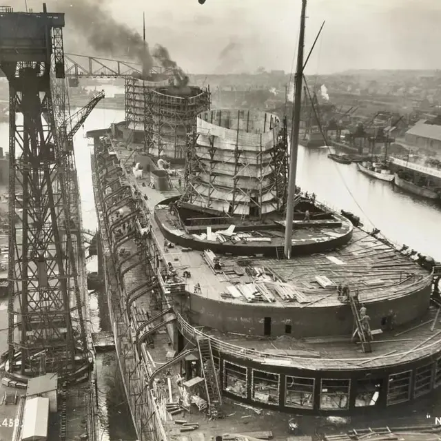 Normandie (1935) au quai d'armement du bassin Penhoët
