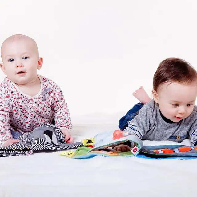 deux_bébés_lisent