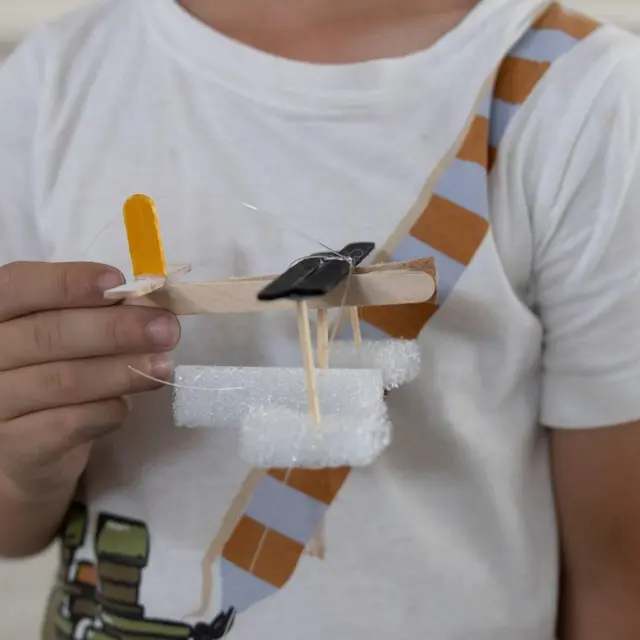 Un enfant et son hydravion en modèle réduit