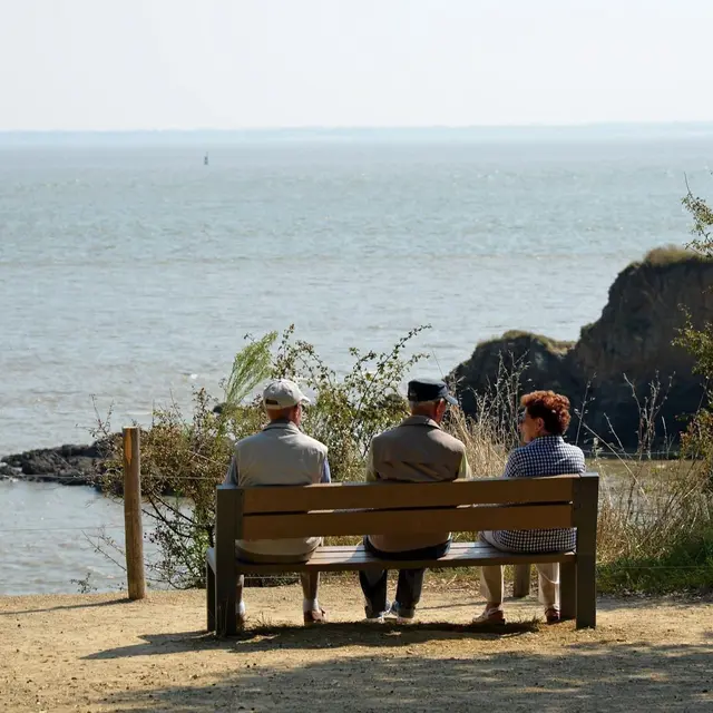 Personnes âgées assises sur un banc face à la mer en 2014