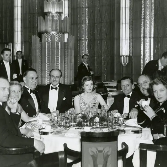 Repas dans la salle à manger 1re classe du Normandie (1935)