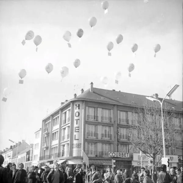 Lâcher de ballons lors d'un mouvement social d'ouvriers