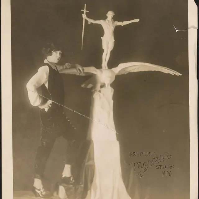 Gertrude Whitney Vanderbilt devant la maquette du monument