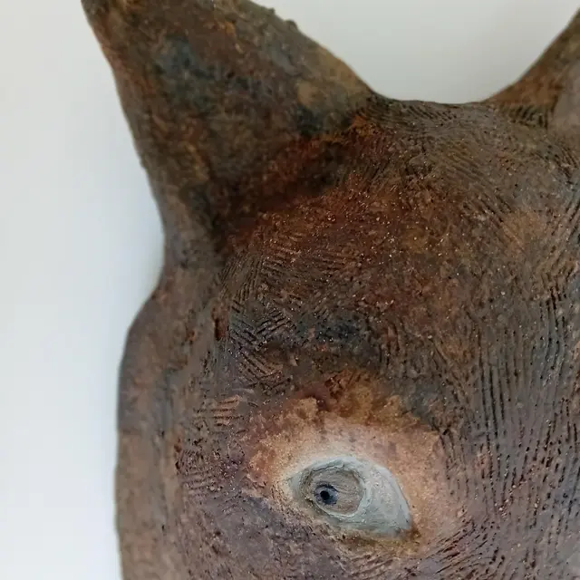 Un masque de loup en argile à l'atelier Cha