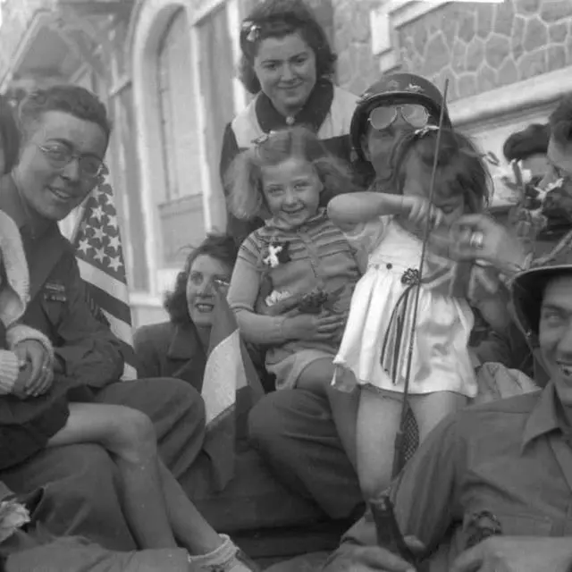 Soldats américains posant avec des femmes et des enfants