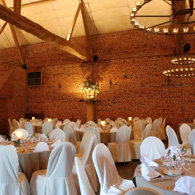 13.Cense de Rigaux - La Grange - Chaises houssées blanches (8)