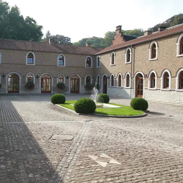 Hôtel-Ferme du Château d'Ahin - Ben-Ahin - Cour