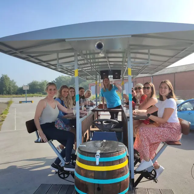 Groupe de fille sur un beerbike