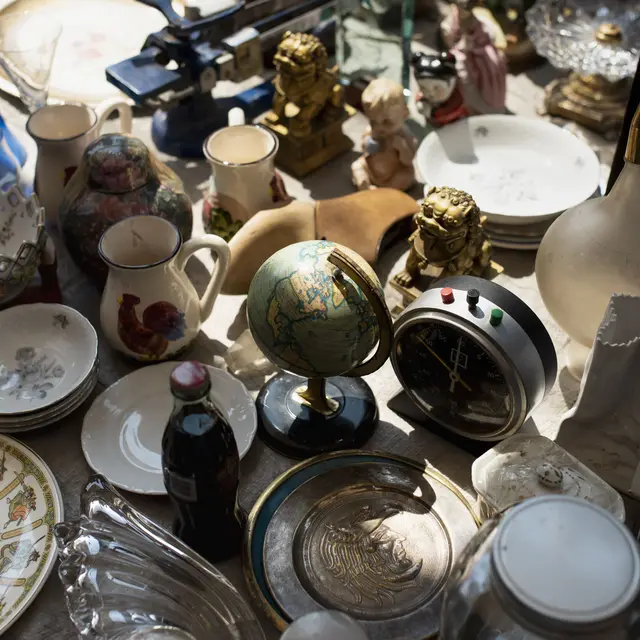 Objets-vintage-a-angle-eleve-sur-le-marche-de-l-occasion (1)