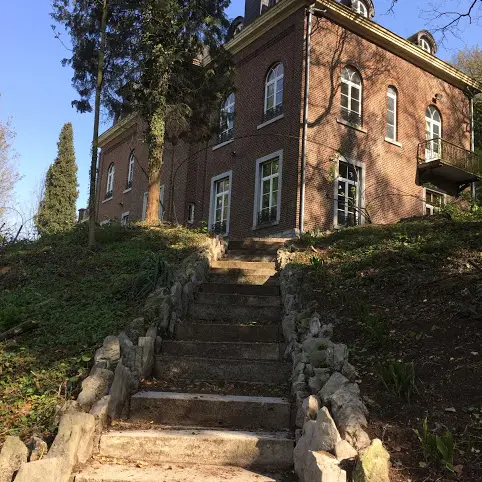 Escalier de maison soleil en bas