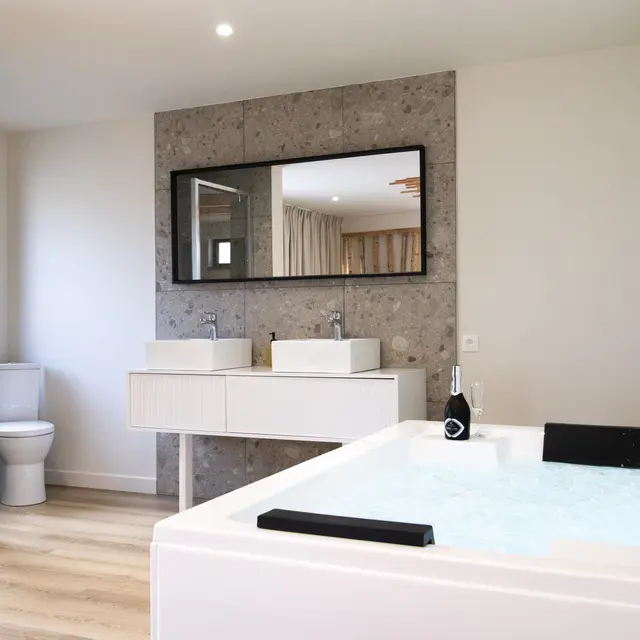 Domaine du Rondia - salle de bain avec jacuzzi