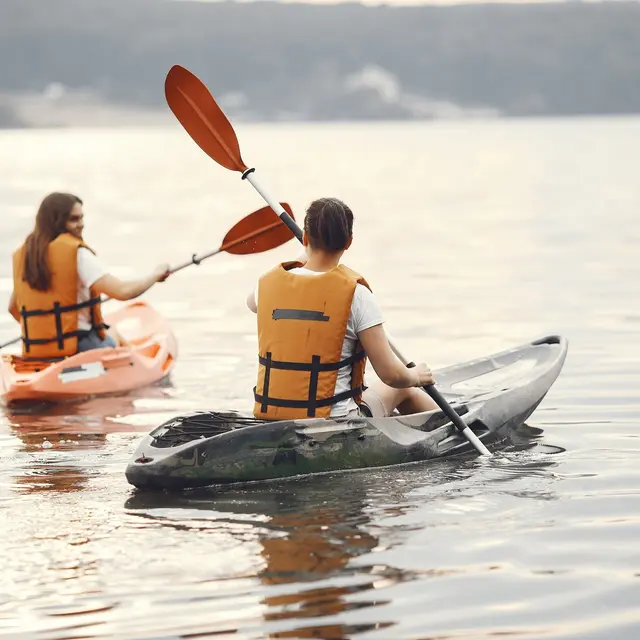 kayaking-women-in-kayak-girls-paddling-in-the-water-1-copier-1088208