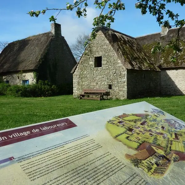 Un sentier d'interprétation jalonne le village de Kerhinet