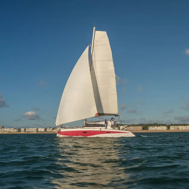 Catamaran La Baleine Bosse sous voile à La Baule