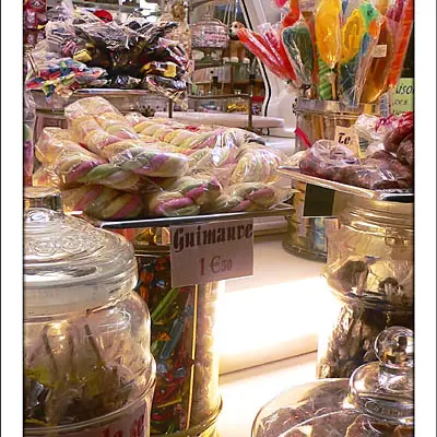 Confiserie Mignon : vue de la boutique avec guimauves et nicniches aux multiples