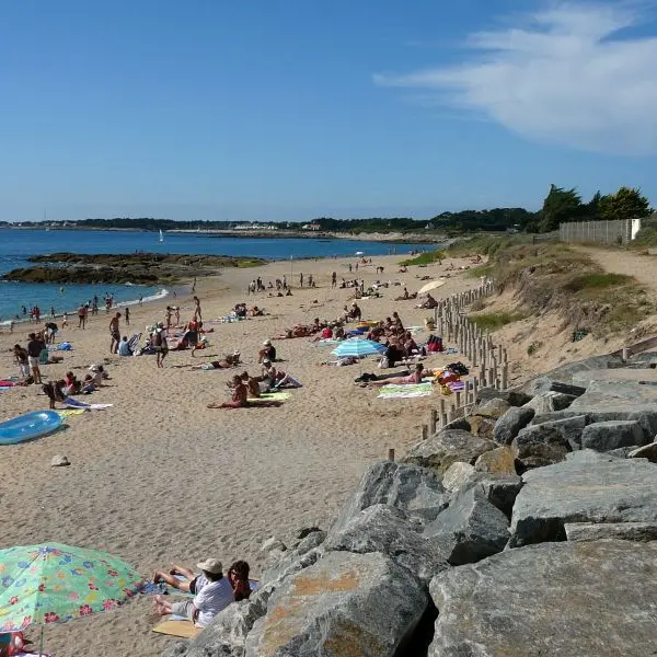 Plage de Ker Elisabeth à La Turballe, plage de sable fin bordée de rochers