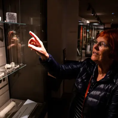 femme objet musée visite