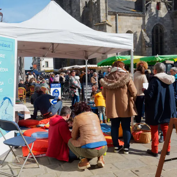 Lectures sur le marché à Guérande