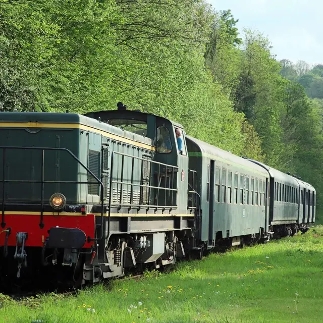 Train touristique en loco diesel et voitures années 30 ou 60