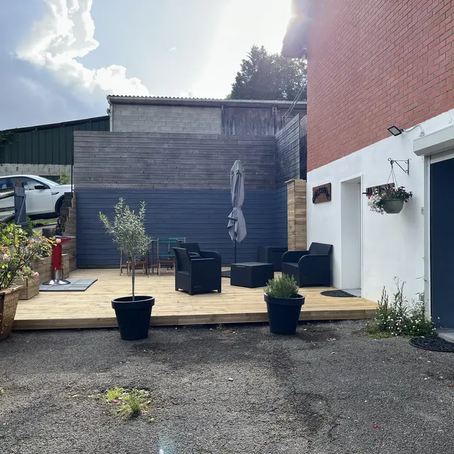 Terrasse et entrée du gîte