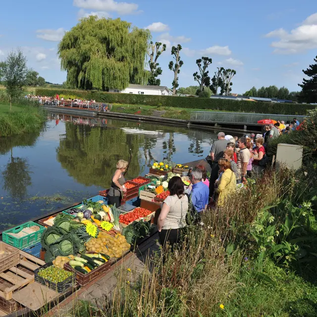 ISNOR - Marché sur l'eau 07 © 2011 - Photocarl - Office de Tourisme de la Région de Saint-Omer