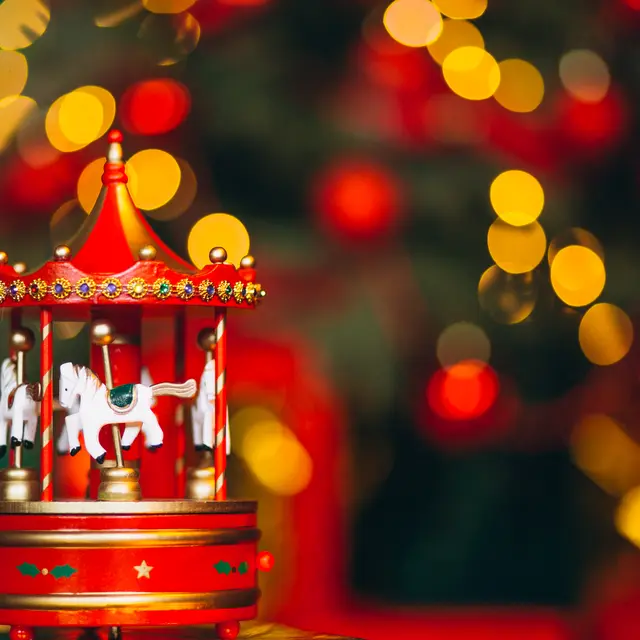 Carrousel de Noël en gros plan avec fond bokeh