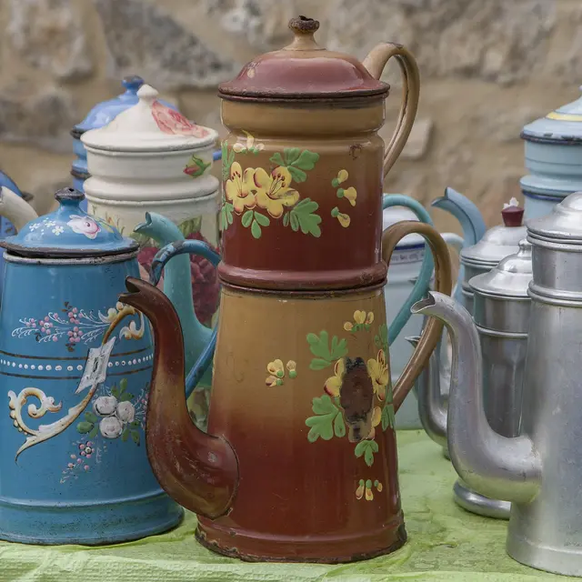 brocante_ collection pichets cafetieres_ © DR