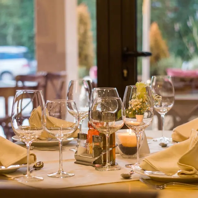 restaurant table _ photo non contractuelle © DR