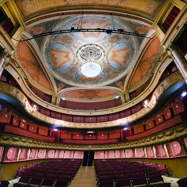 Visite guidee théâtre (c)carl Peterolff