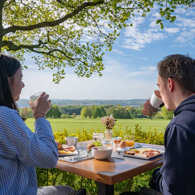 21 - Hôtel du Golf - Petit-déjeuner en terrasse © Tourisme en Pays de Saint-Omer