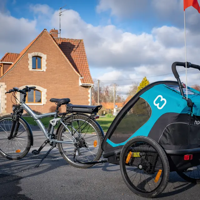 Vélo AE et chariot - Gîte du Cluse - Éperlecques