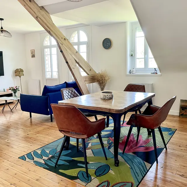Salon ouvert sur salle à manger et cuisine