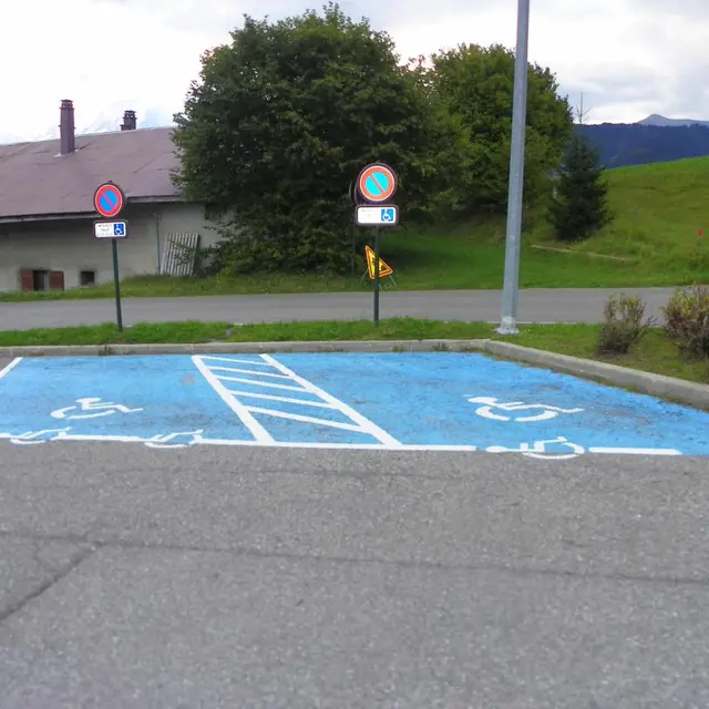 Places handicapées au parking de la Cry