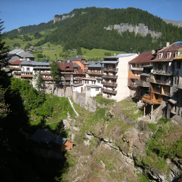 Les maisons supendues vues du pont des Abymes