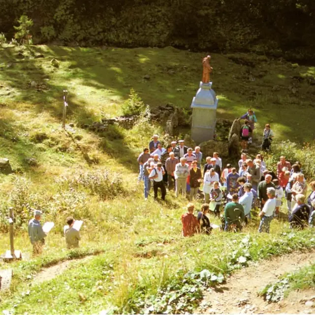 La pose des croix au printemps