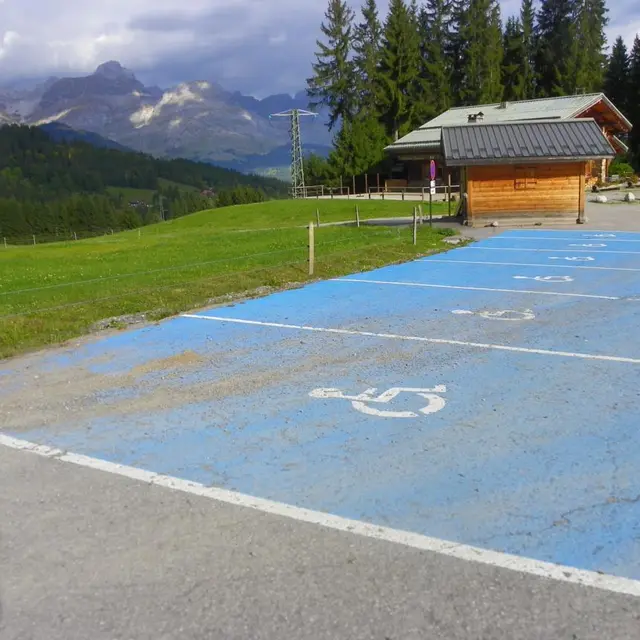 Places handicapées au parking de Cuchet en bord de pistes
