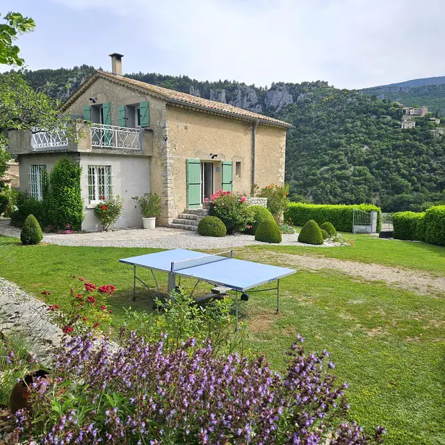 maison  entière avec village.jpg