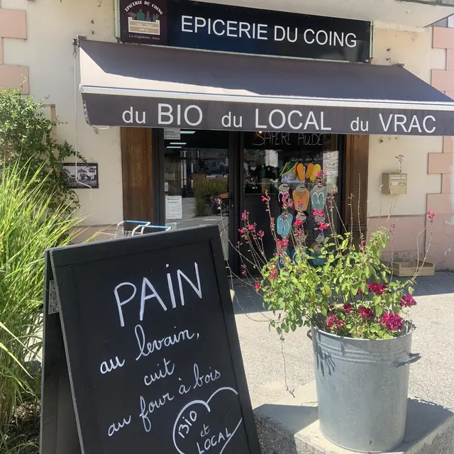 Devanture de L'épicerie du coing à Novalaise
