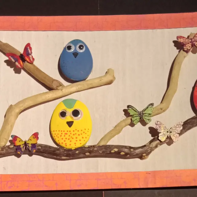 Atelier créatif : Cadre d'oiseaux avec des galets peints et bois flotté_Morzine