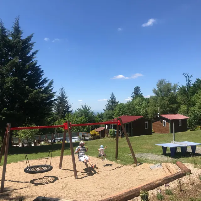 Aire de jeux en pleine nature – Camping Les Myrtilles Auvergne