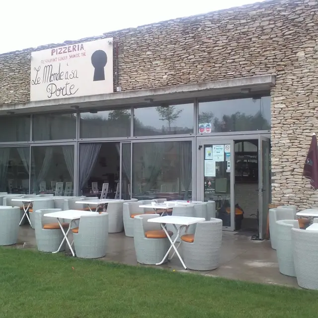 Le Monde à sa porte