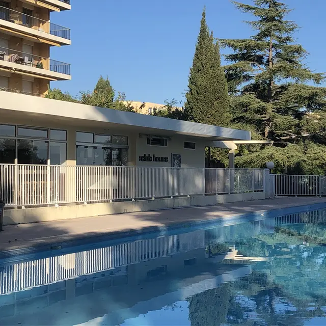 Club Housse piscine.jpg