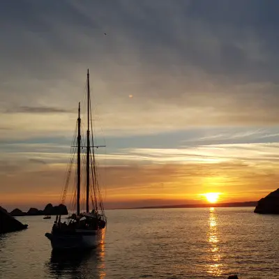 Croisière à la voile sur les îles du Frioul au soleil couchant