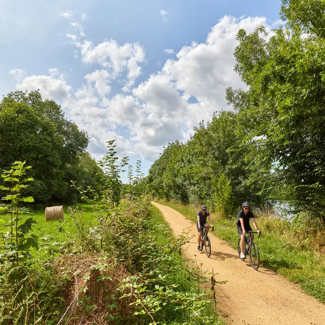 Cyclistes en gravel le long de la Mayenne