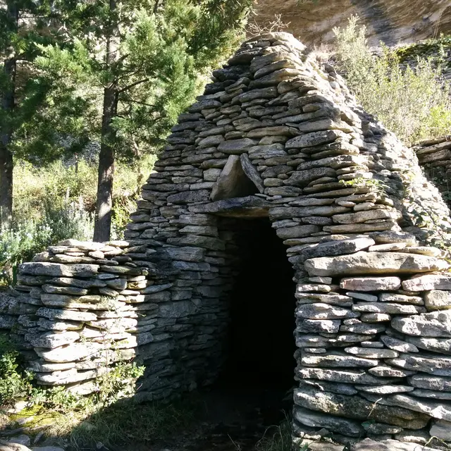 Randonner Malin : Escapade douce au cœur des massifs du Vaucluse_Mazan