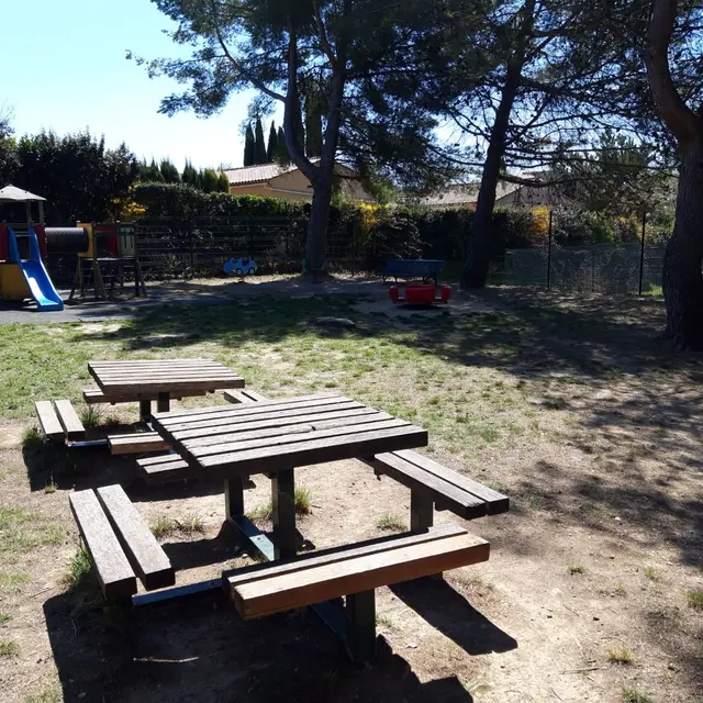 Aire de pique-nique et de jeux du stade_Villes-sur-Auzon