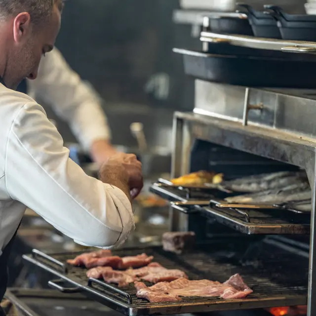 Préparation de plat en cuisine - Restaurant René Val d'Isère